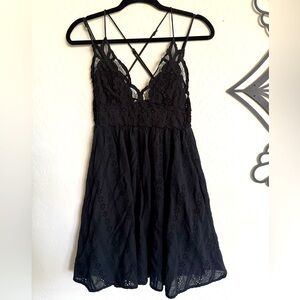 HUMMINGBIRD Black Lace Sleeveless Mini Dress - Small